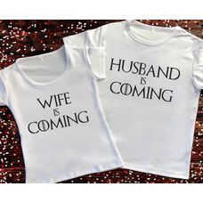 Парные футболки с принтом -Husband/Wife is coming