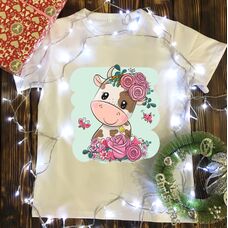 Детская футболка  с принтом - Маленькая коровка с цветами